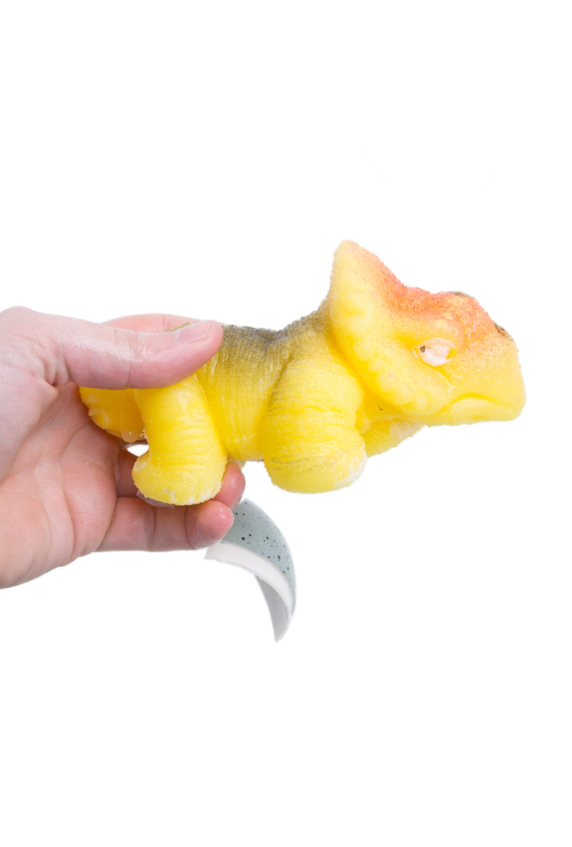 Växande dinosaurie i ägg