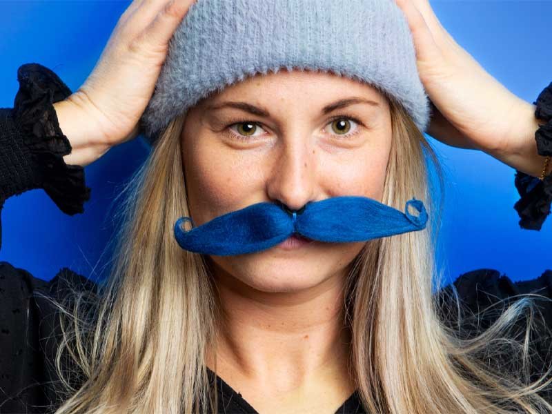 Delta i Movember med en mustasch