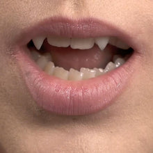 Rörliga vampyrtänder, synliga till gömda