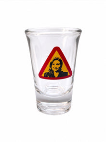 Snapsglas, vägskylt Ebba Busch
