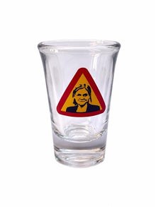 Snapsglas, vägskylt Magdalena Andersson