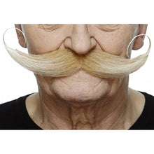 Mustasch, showman blond
