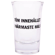 Snapsglas, töm innehållet i närmaste hals