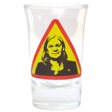 Snapsglas, vägskylt Magdalena Andersson